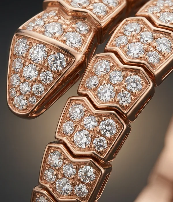 Bulgari Serpenti Viper -sormus, täysi pavee, 18k punakulta, yksityiskohta lähikuvana