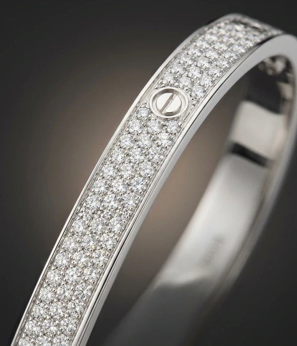 Cartier Love -rannekoru, täysi pavee, 18k valkokulta, yksityiskohta lähikuvana