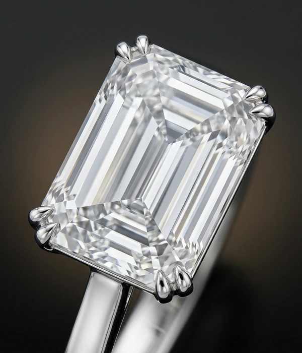 Кольцо Harry Winston с бриллиантом изумрудной огранки 2,50 ct, Платина 950, деталь крупным планом