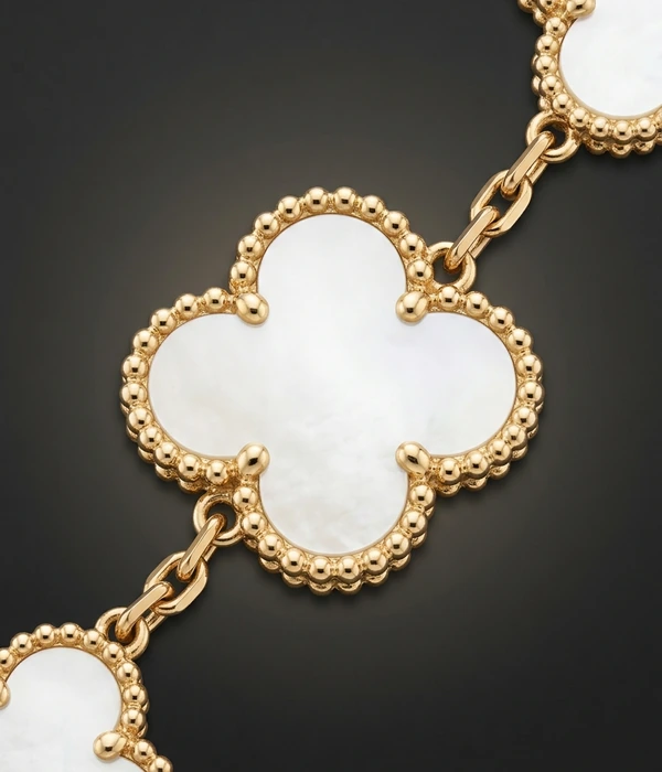 Van Cleef & Arpels Vintage Alhambra -kaulakoru, 20 motiivia, 18k keltakulta, yksityiskohta lähikuvana