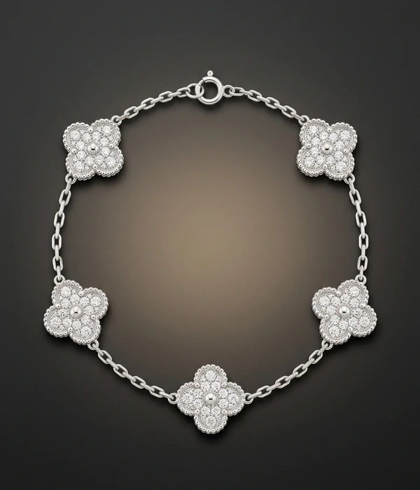 Van Cleef & Arpels Vintage Alhambra -rannekoru, timantit, 18k valkokulta, ylhäältä