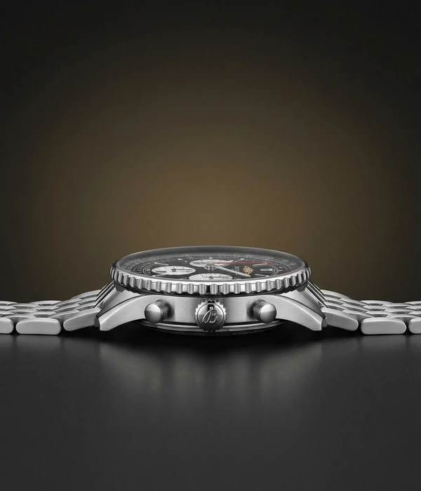 Breitling Navitimer B01 43 AB0138211B1A1, корпус сбоку и заводная головка